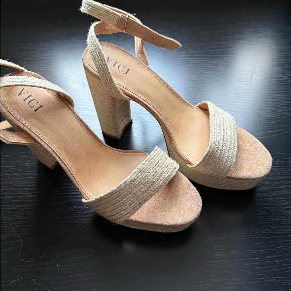 VICI Raffia Platform Block Heel Sandals Size 9 Espadrille Neutral NWOT